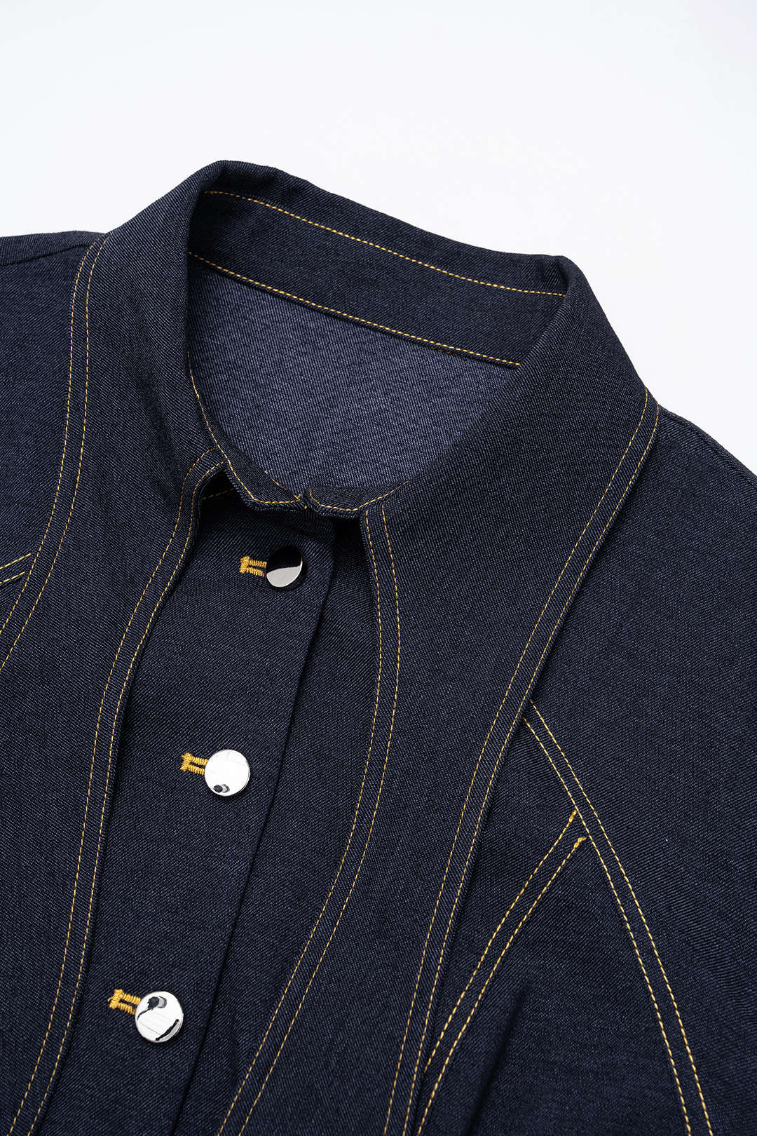 Denim body met strik en knoopjes