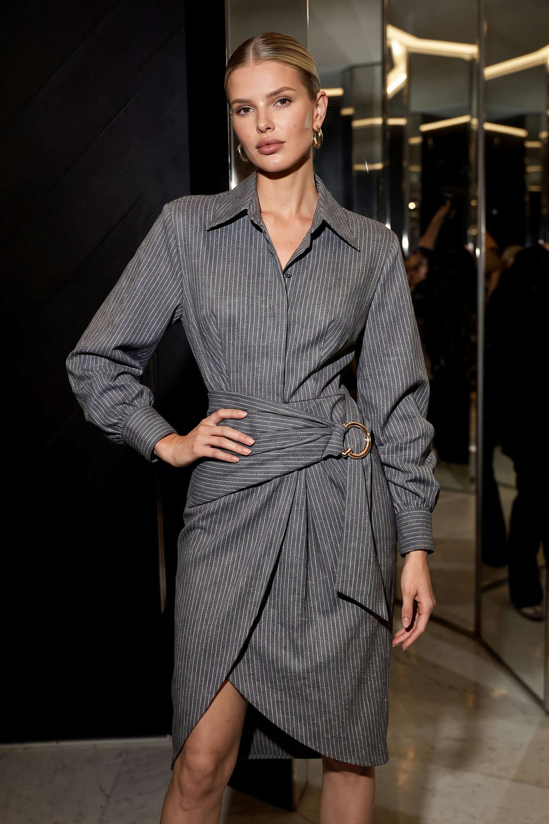 Metallic asymmetrische midijurk met V-hals en ruches