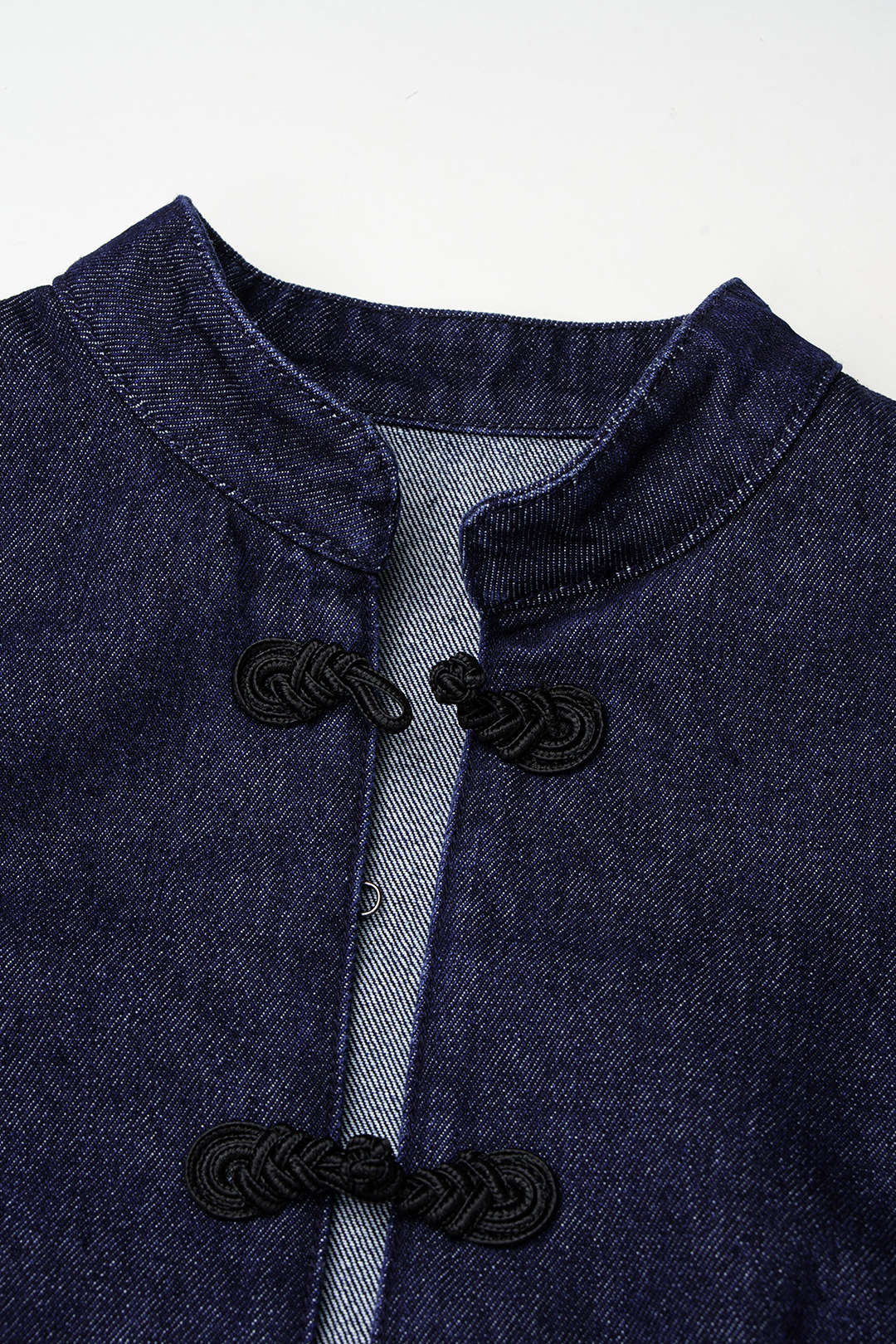 Denim blouse met brandenburgsluiting en lange mouwen