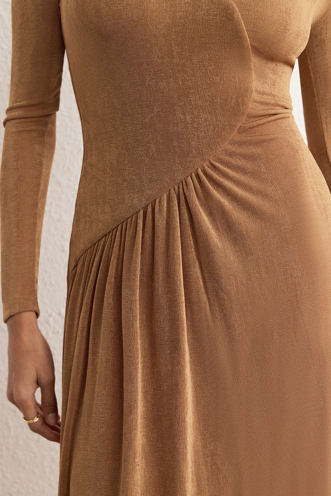 Asymmetrische midijurk met lange mouwen