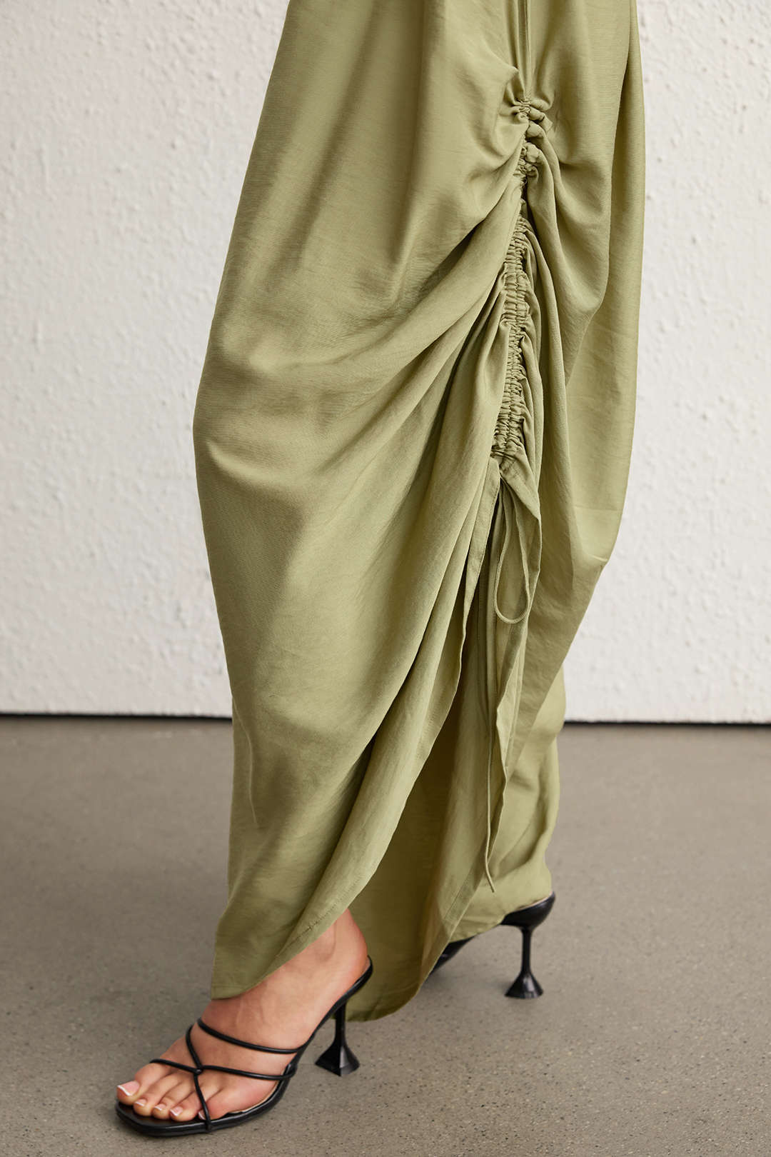 Linnen mouwloze jumpsuit met kralen, halternek en ruches