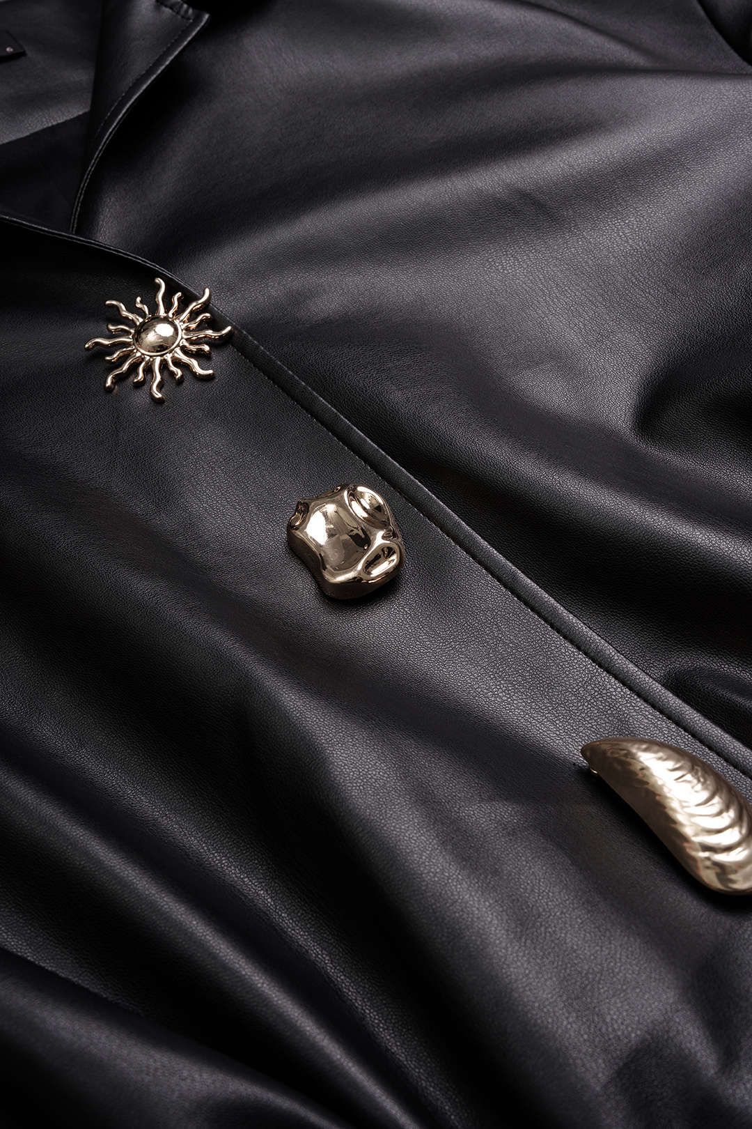 Leren-look metallic body met knoopjes en lange mouwen