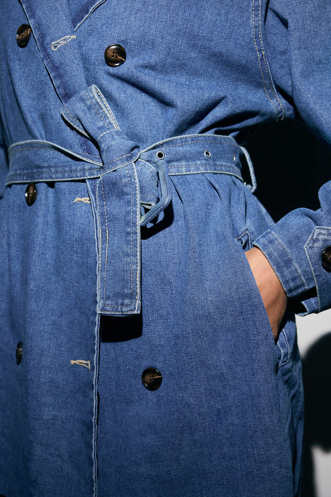 Denim item met dubbele knopenrij en riem