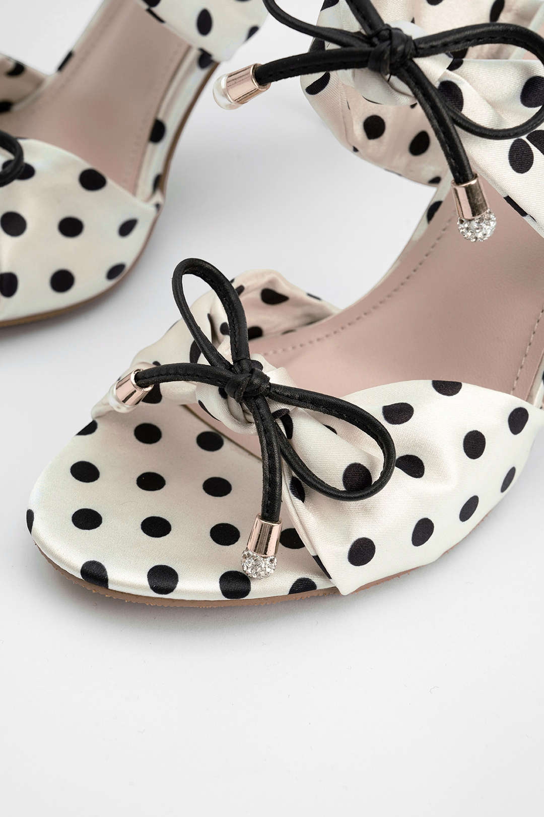 Gestipte sandalen met strik