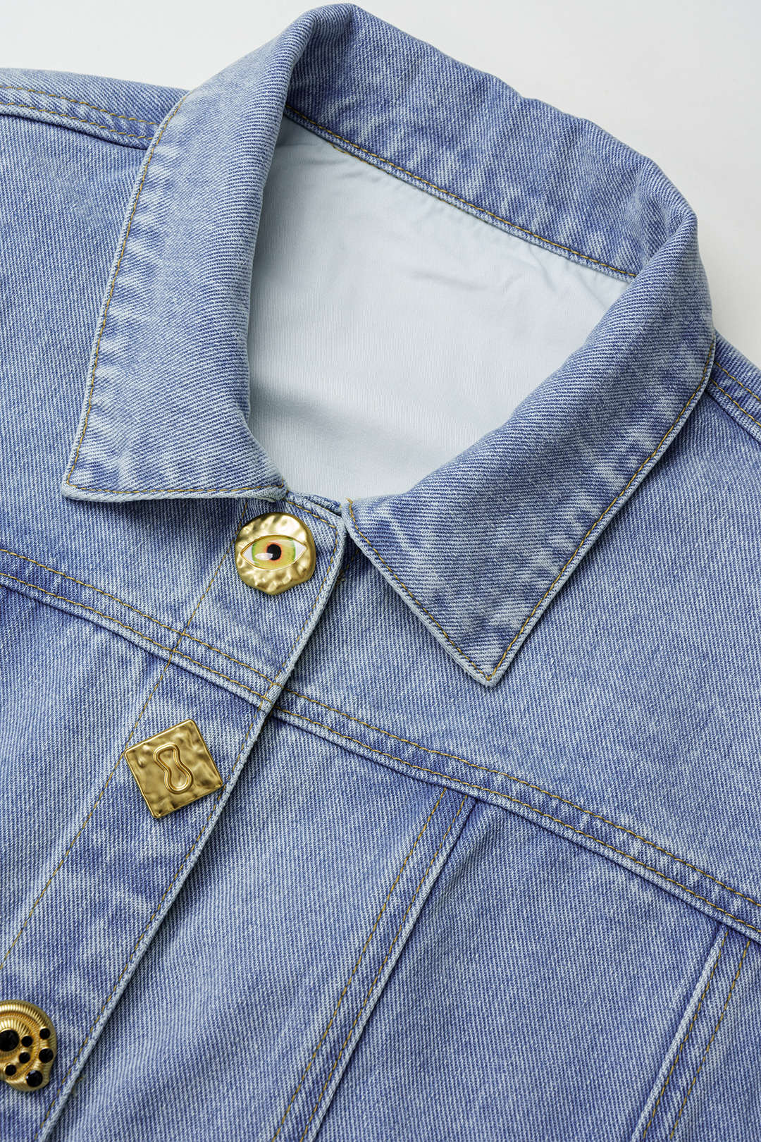 Denim jasje met knoopjes en volants