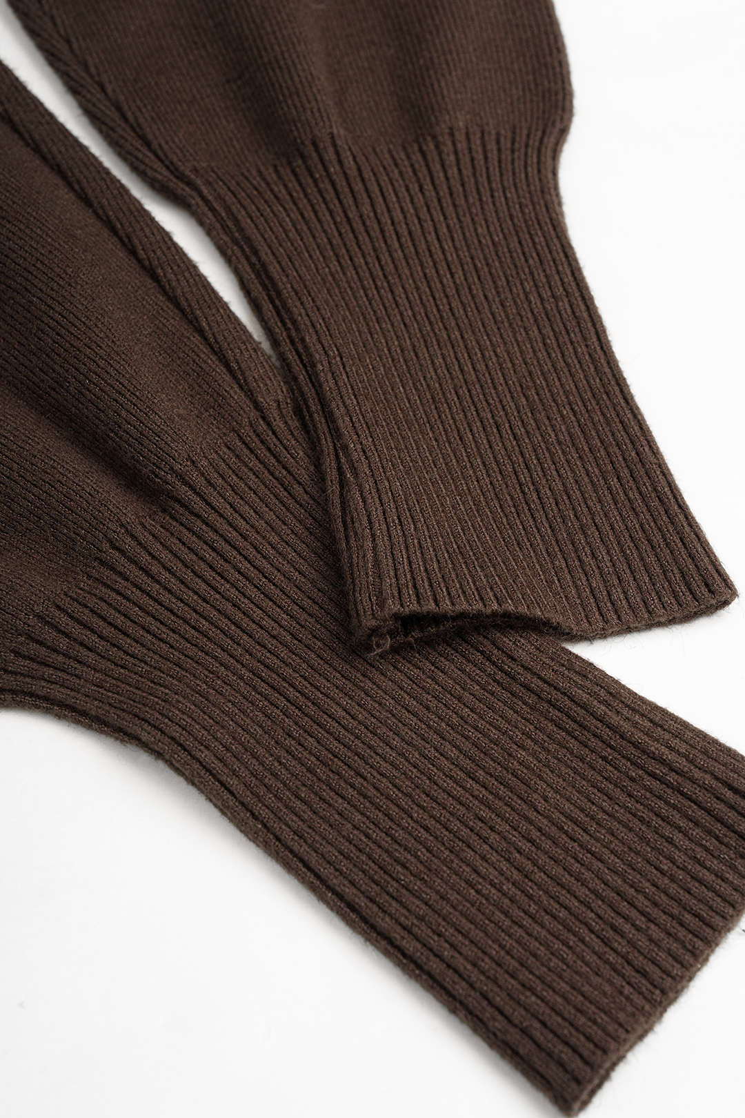Gebreide asymmetrische top met knoopjes en lange mouwen