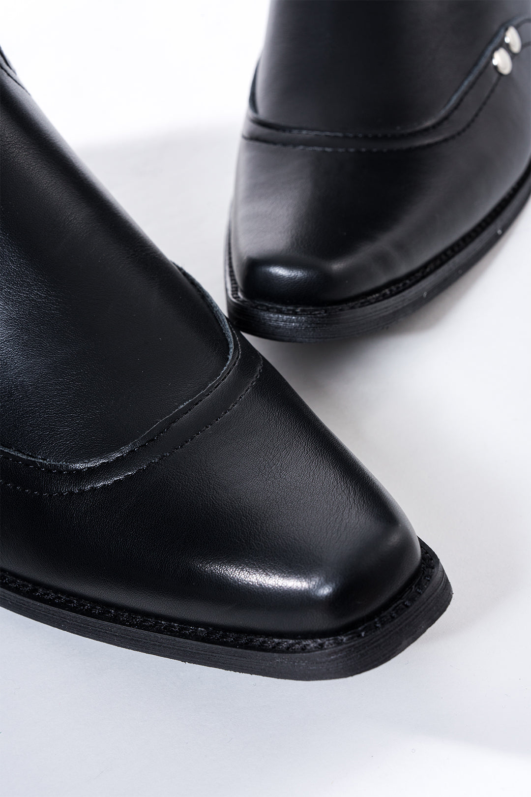 Leren-look kniehoge laarzen met ruches en gesp