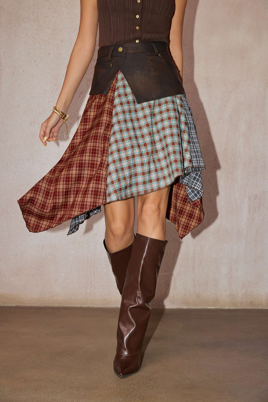 Geruite leren-look rok met asymmetrische zoom