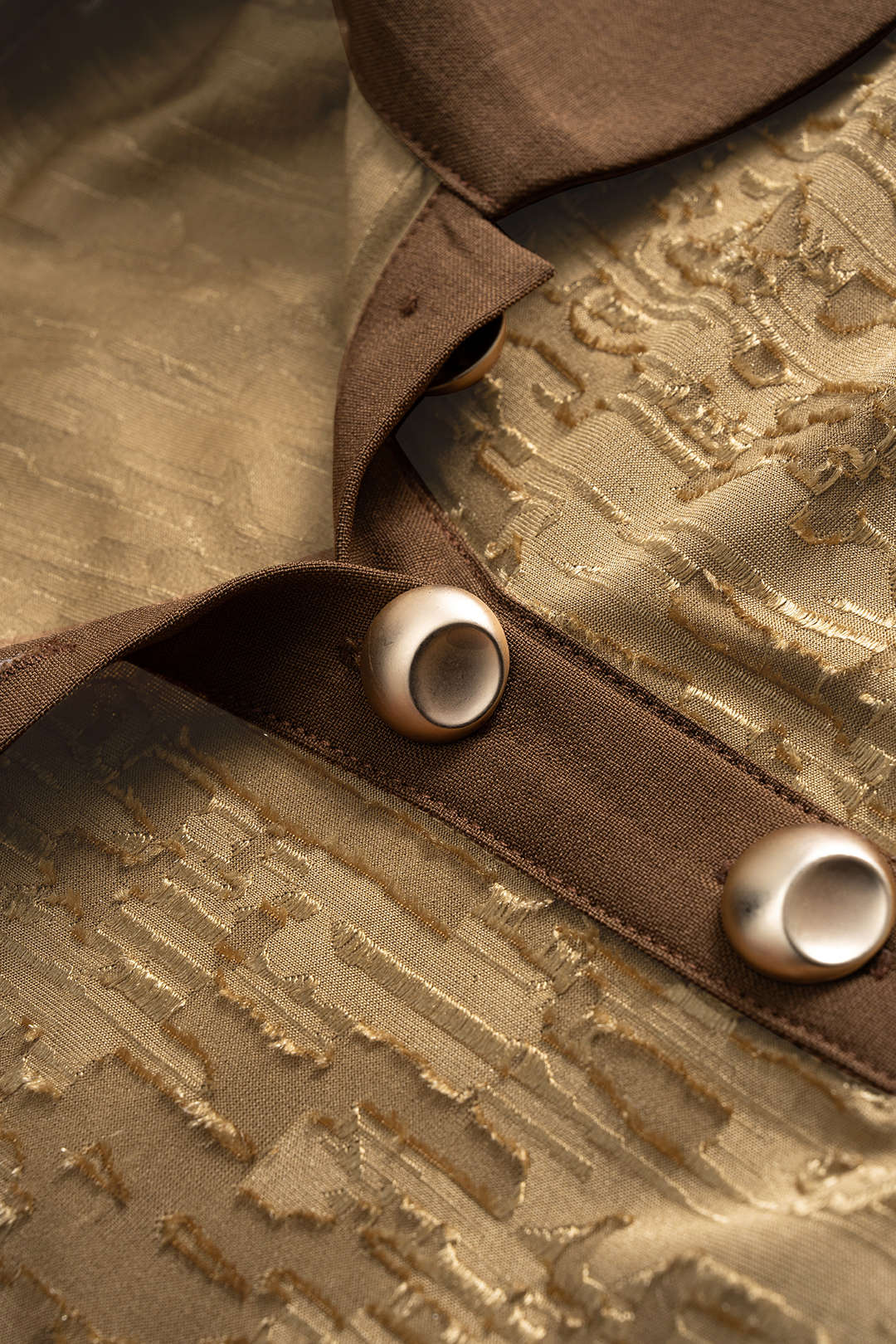 Metallic ripped body met knoopjes en lange mouwen