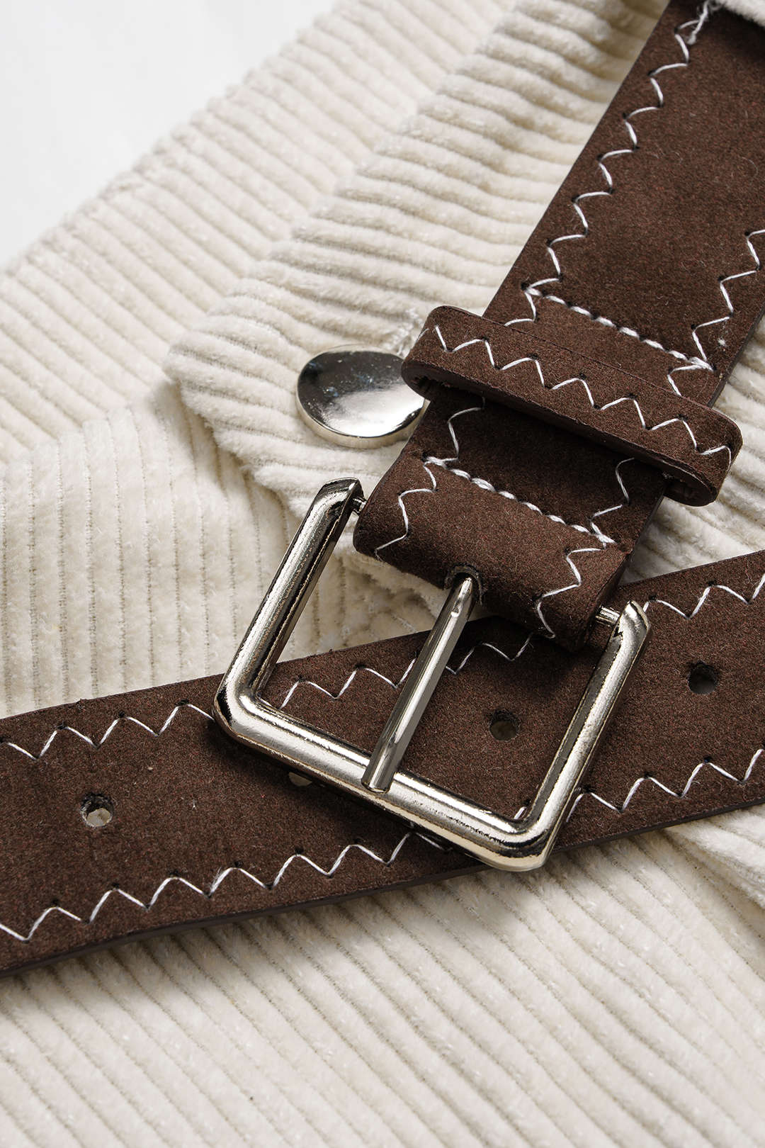 Ribfluwelen broek met riem, ruches en hoge taille