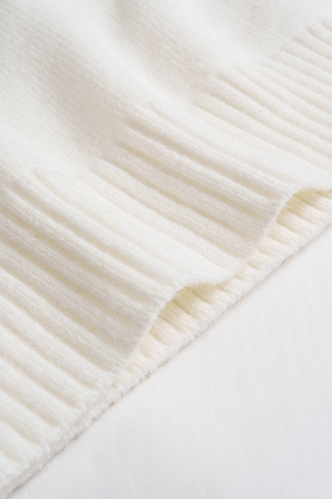 Gebreide top met V-hals, kettingdetail en lange mouwen