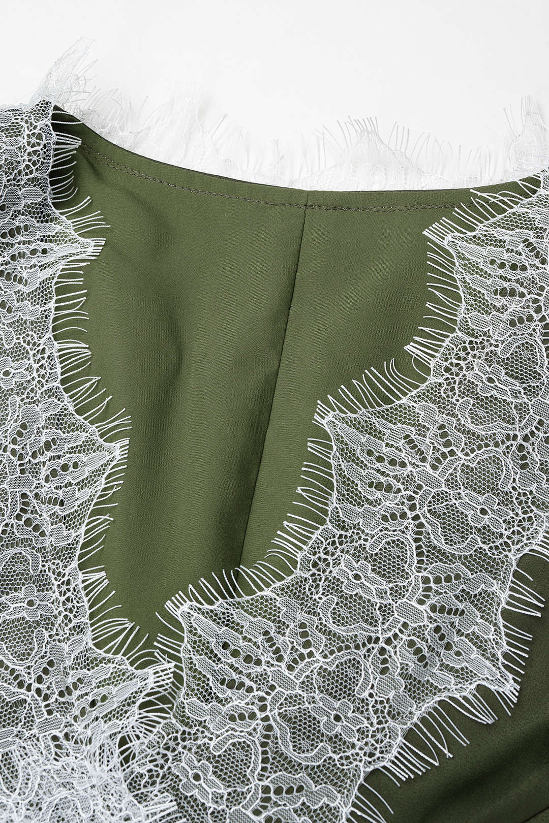 Satijnen patchwork minijurk met kanten rand en V-hals
