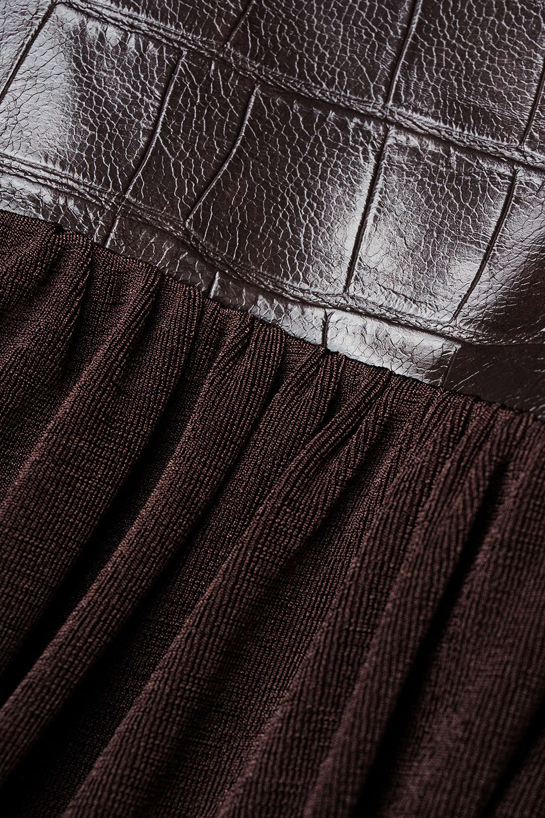 Mouwloze maxi-jurk met halterhals, imitatieleer en metalen ketting
