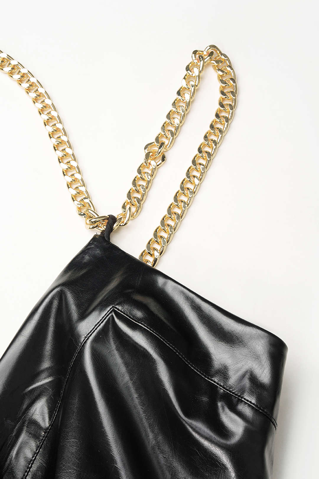 Jumpsuit met imitatieleer, V-hals en metalen ketting