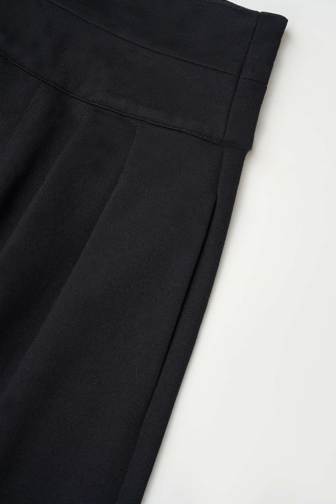 Metallic broek met riem, uitsnijding en hoge taille