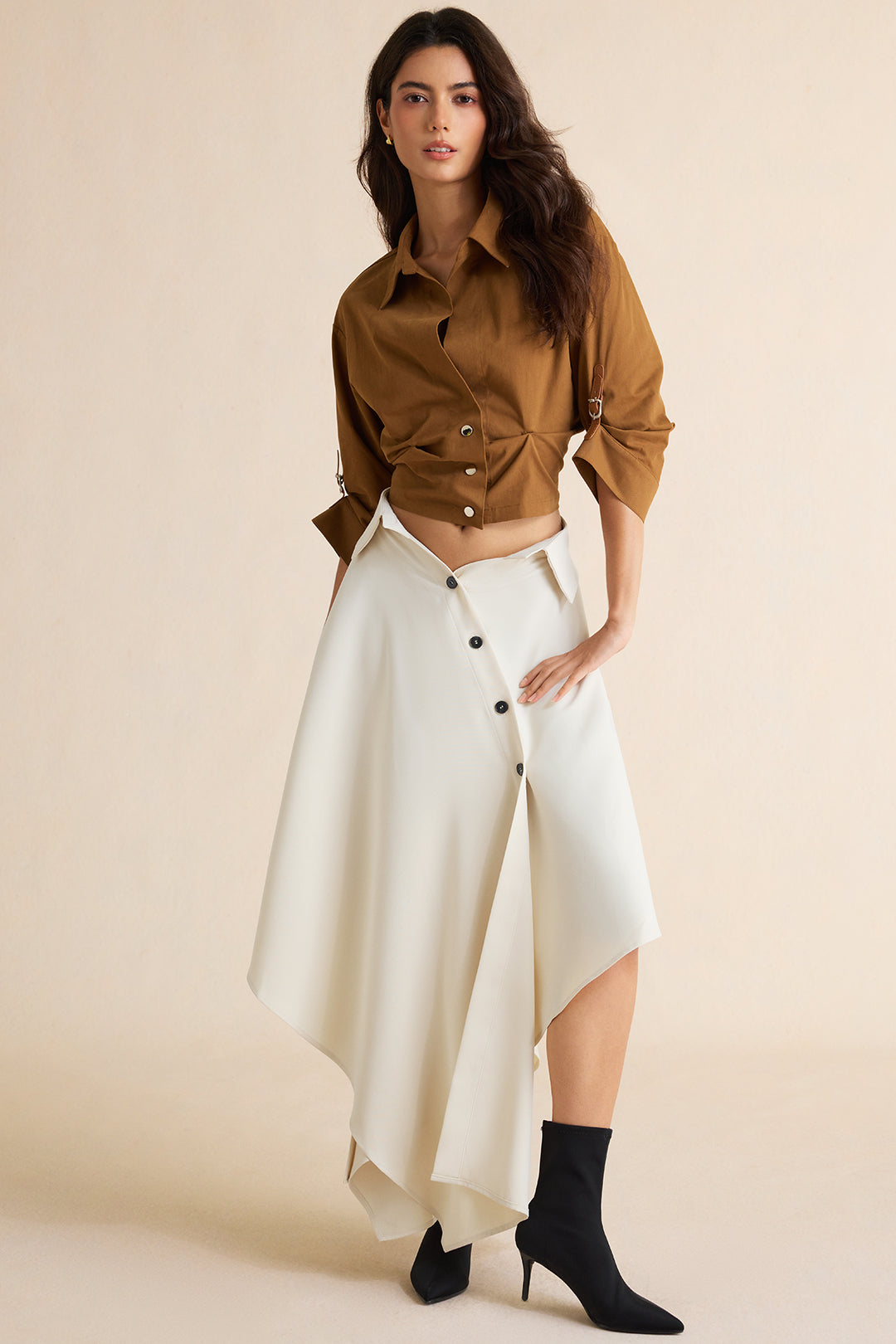 Asymmetrische rok met knoopjes, split en hoge taille