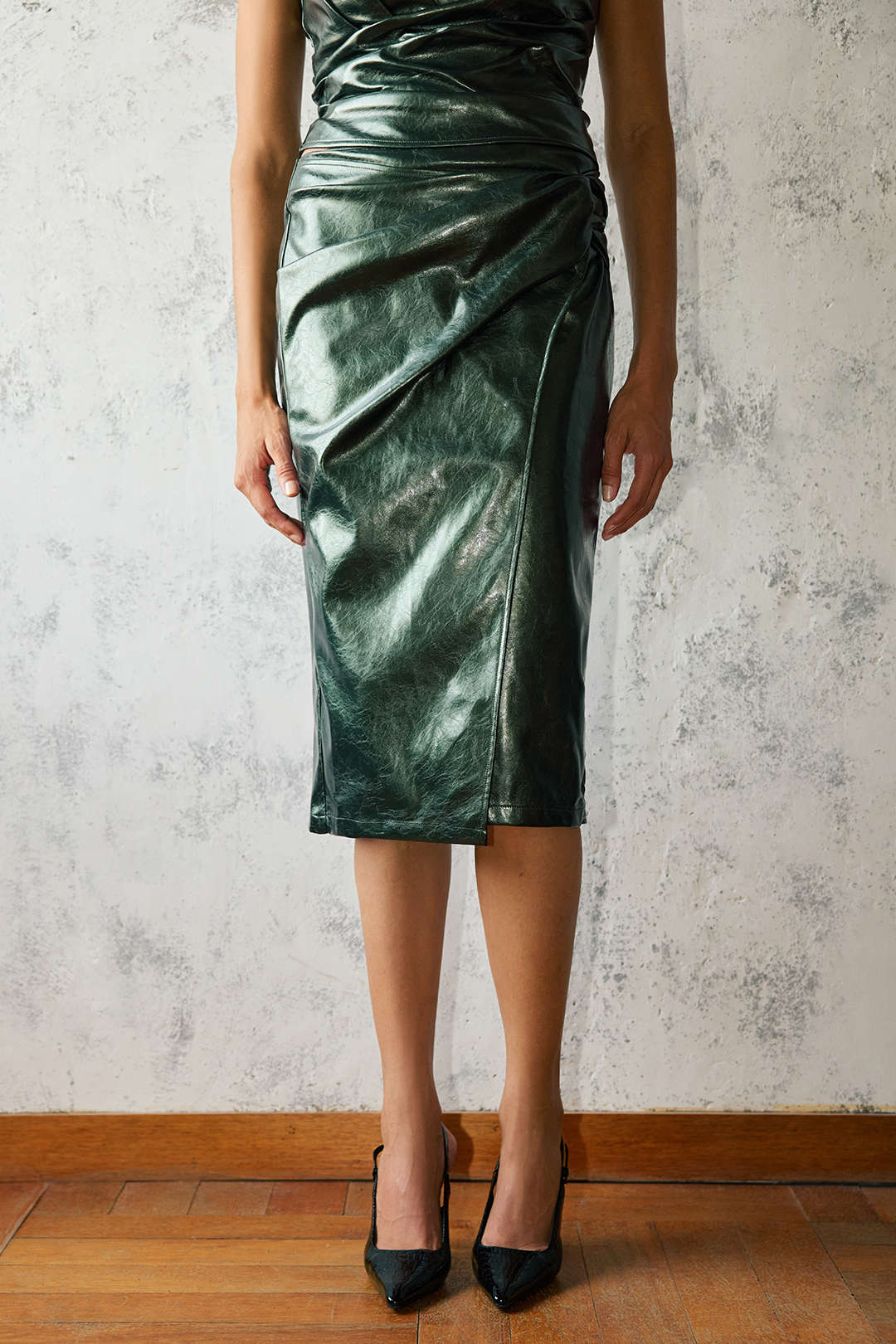 Leren-look asymmetrische rok met hoge taille en ruches