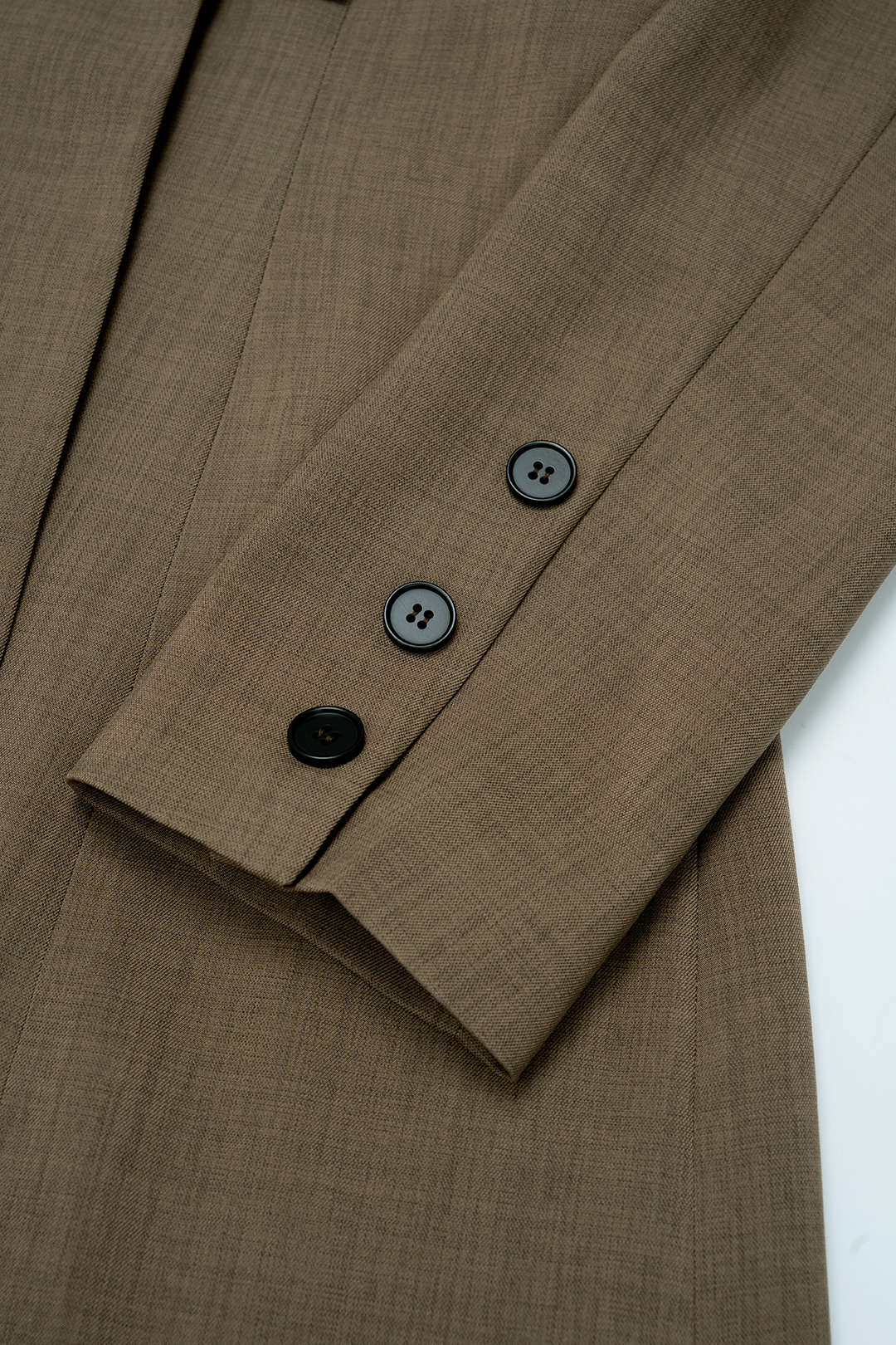 Asymmetrische minijurk met reverskraag en lange mouwen