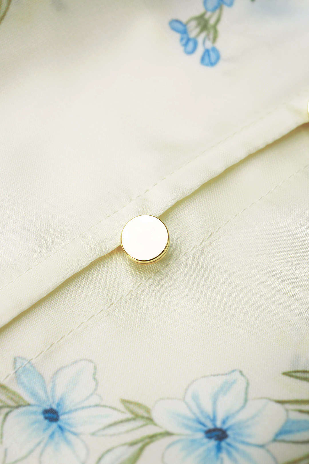 Bloemenprint metallic blouse met knoopjes en knoopdetail