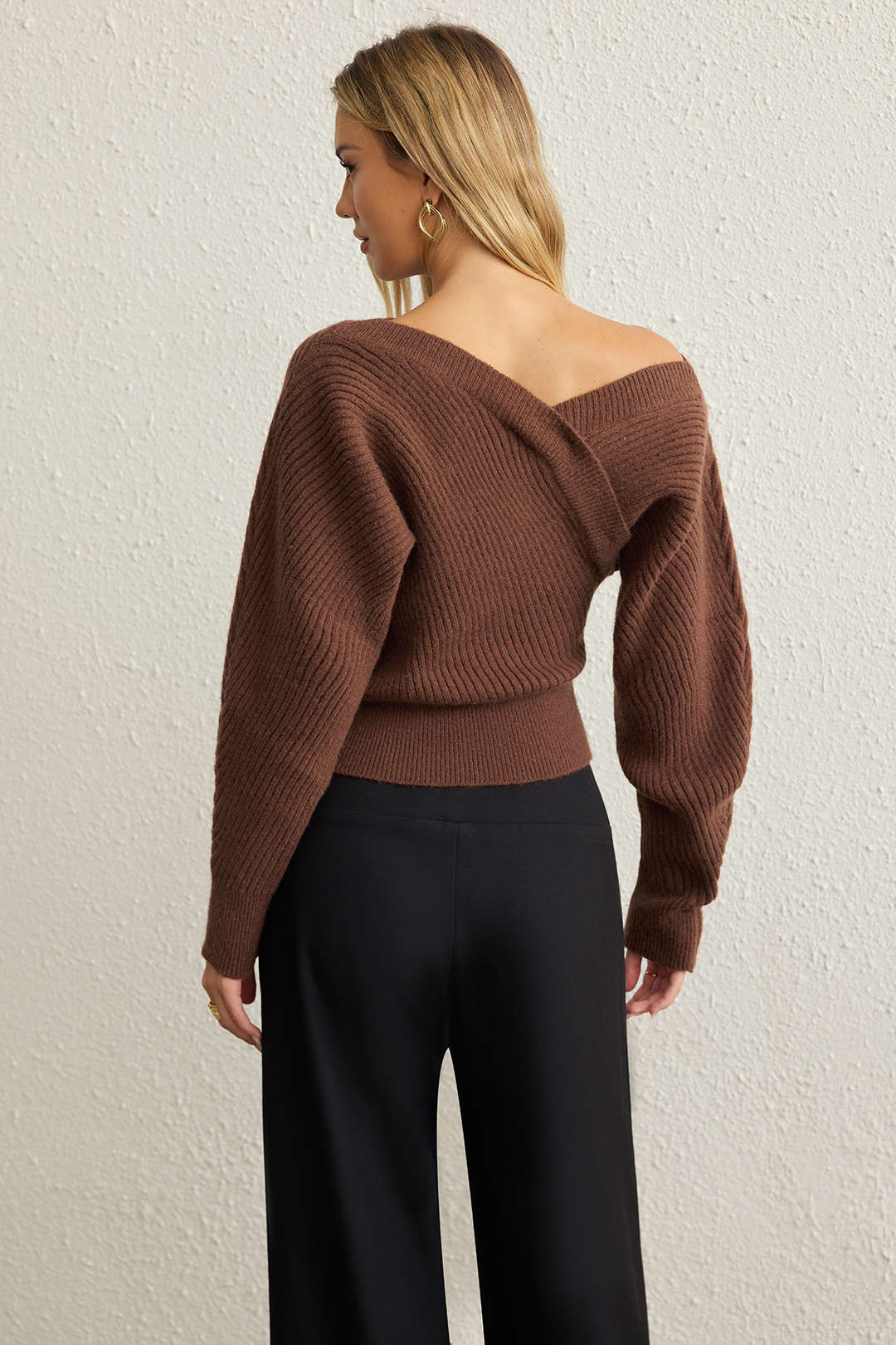 Romy - Gebreide asymmetrische top met één schouder en lange mouwen