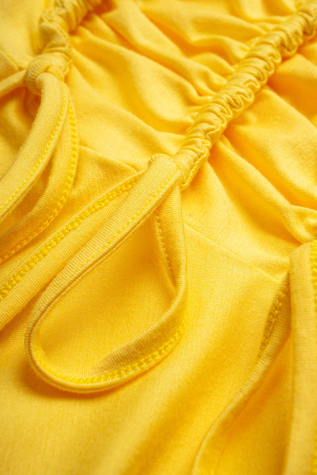 Asymmetrische tanktop met ronde hals, trekkoord en ruches