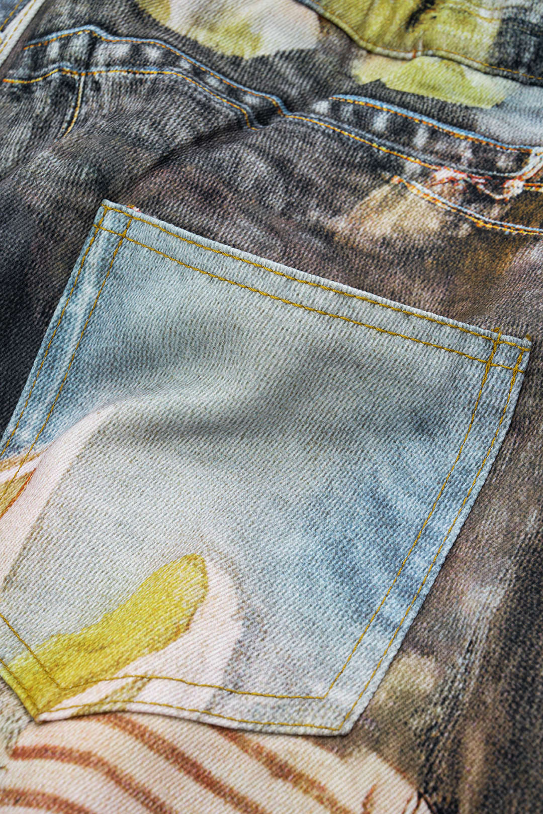Abstracte print pantalon met knoopjes en wijde pijpen