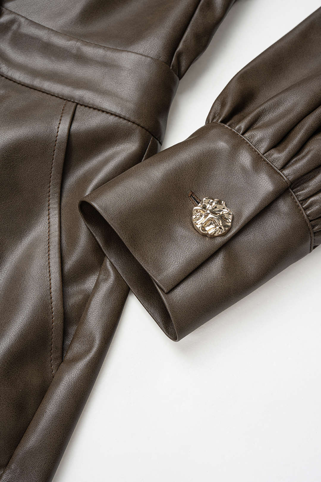 Leren-look metallic minijurk met revers en V-hals