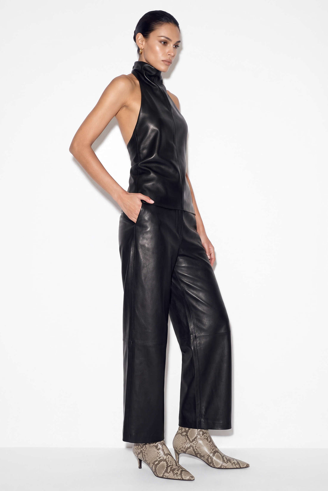 Kiki - Leren-look tanktop met halternek en open rug