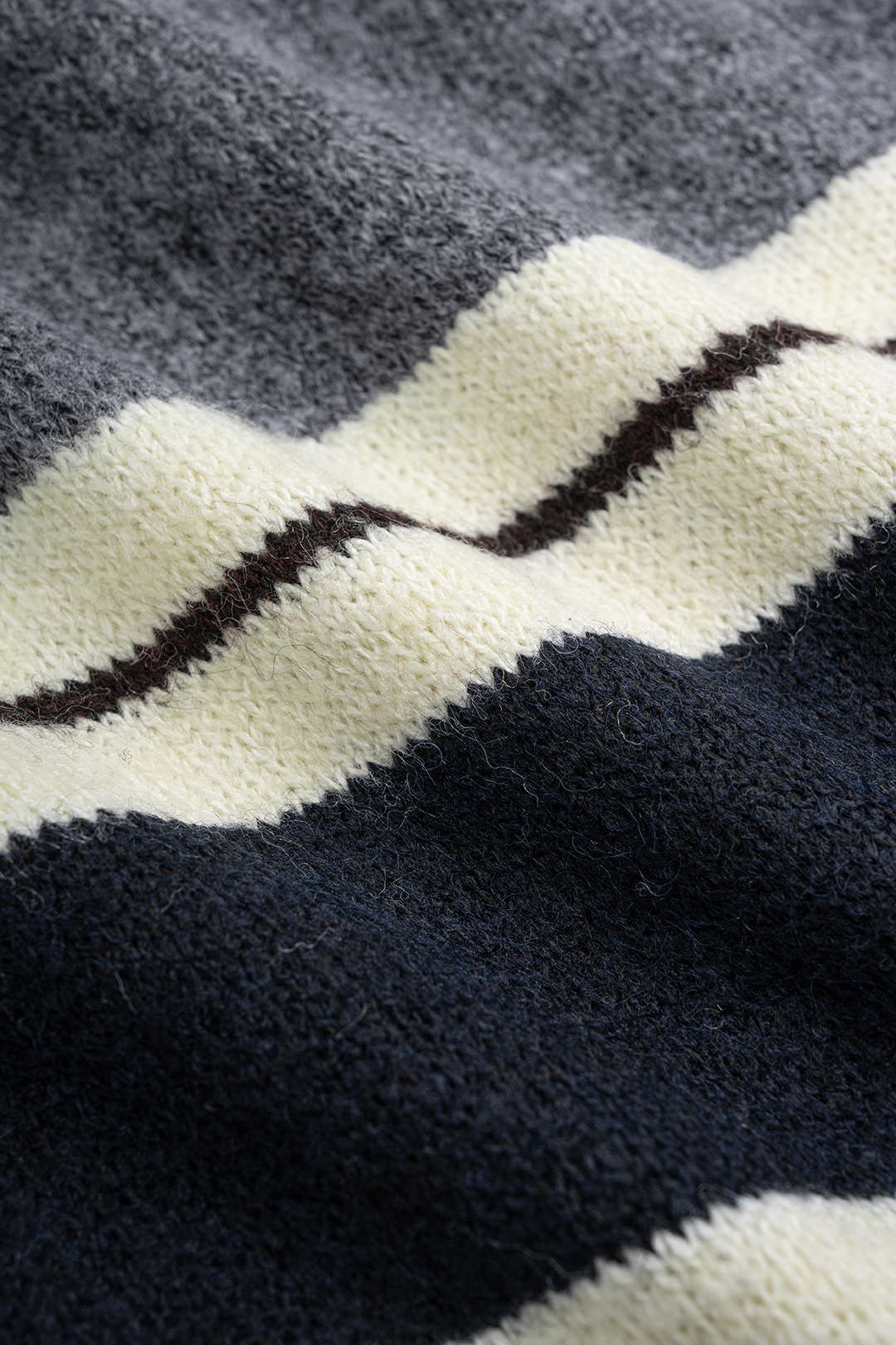 Gebreide gestreepte top met revers, knoopjes en lange mouwen