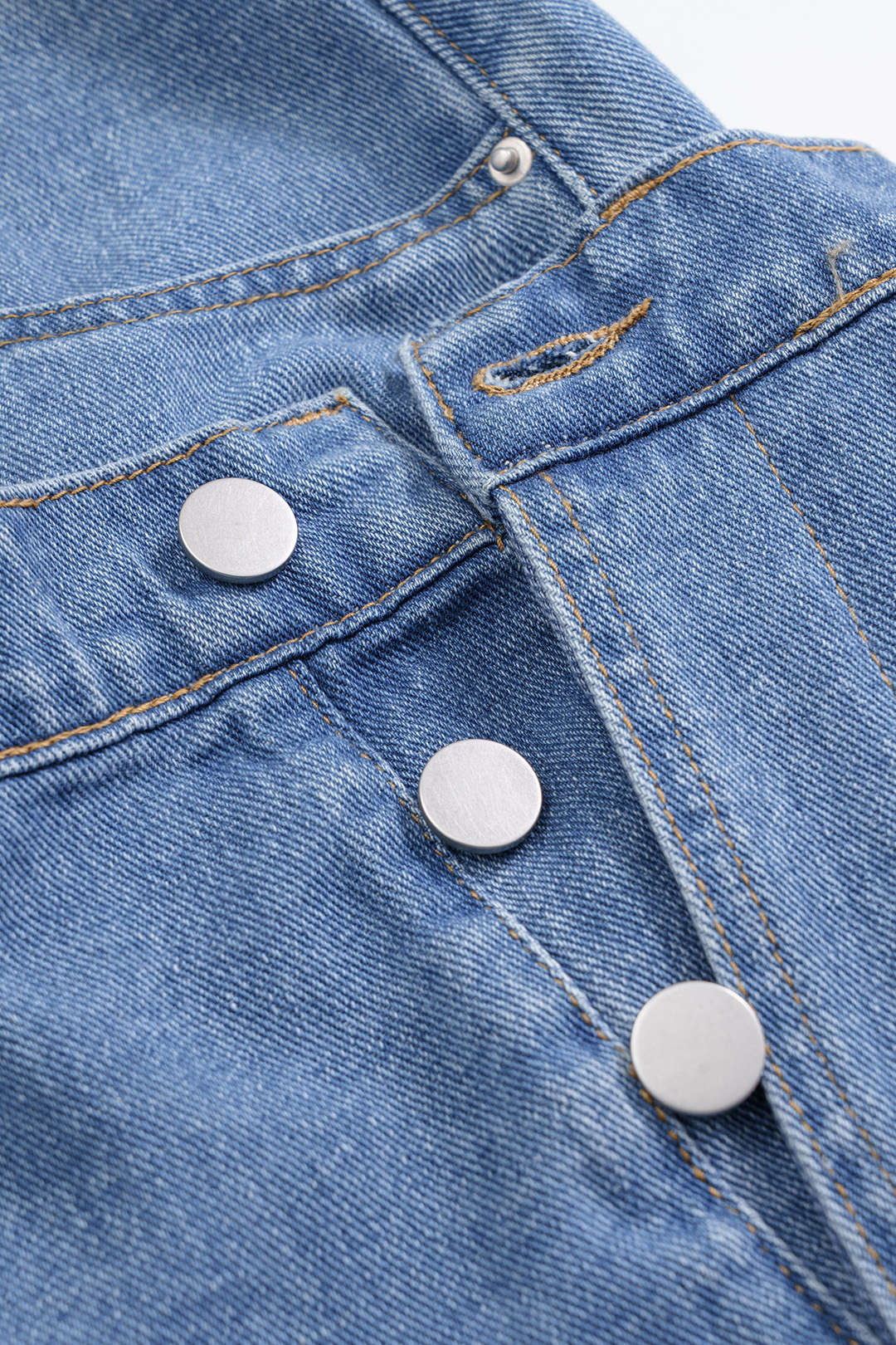 Denim asymmetrische rok met zakken en knoopjes