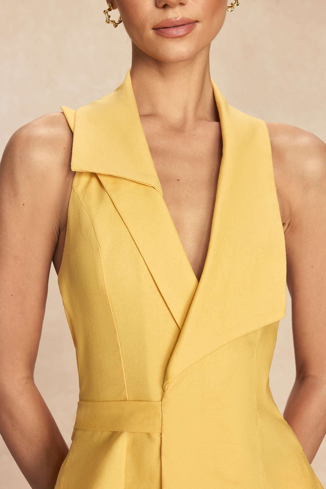 Linnen asymmetrische tanktop met V-hals en knoopdetail