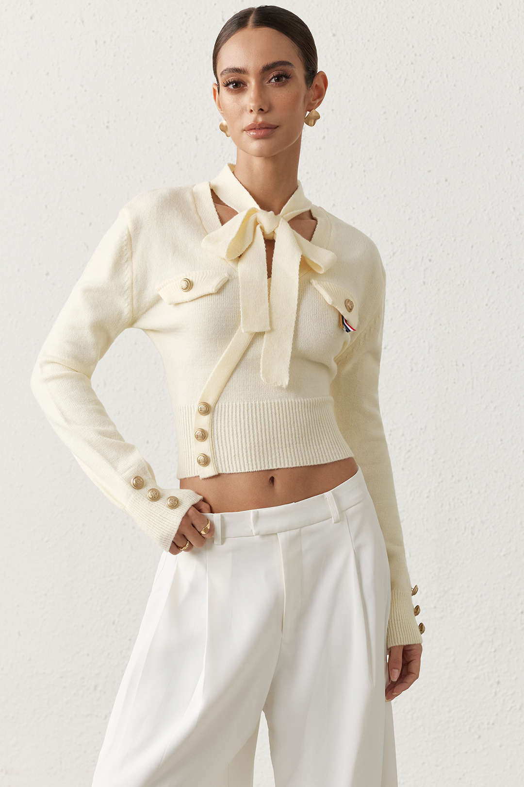 Asymmetrische metallic top met knoopjes en strik