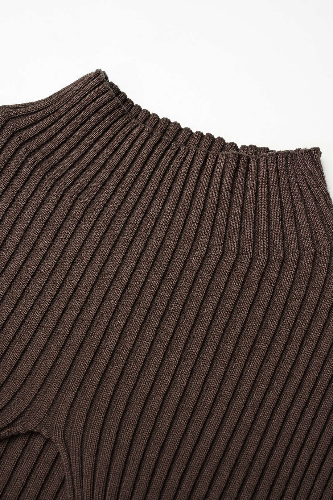 Gebreide metallic top met opstaande kraag en uitsnijding