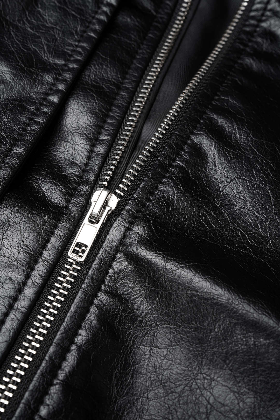 Leren-look jasje met knoopdetail en rits