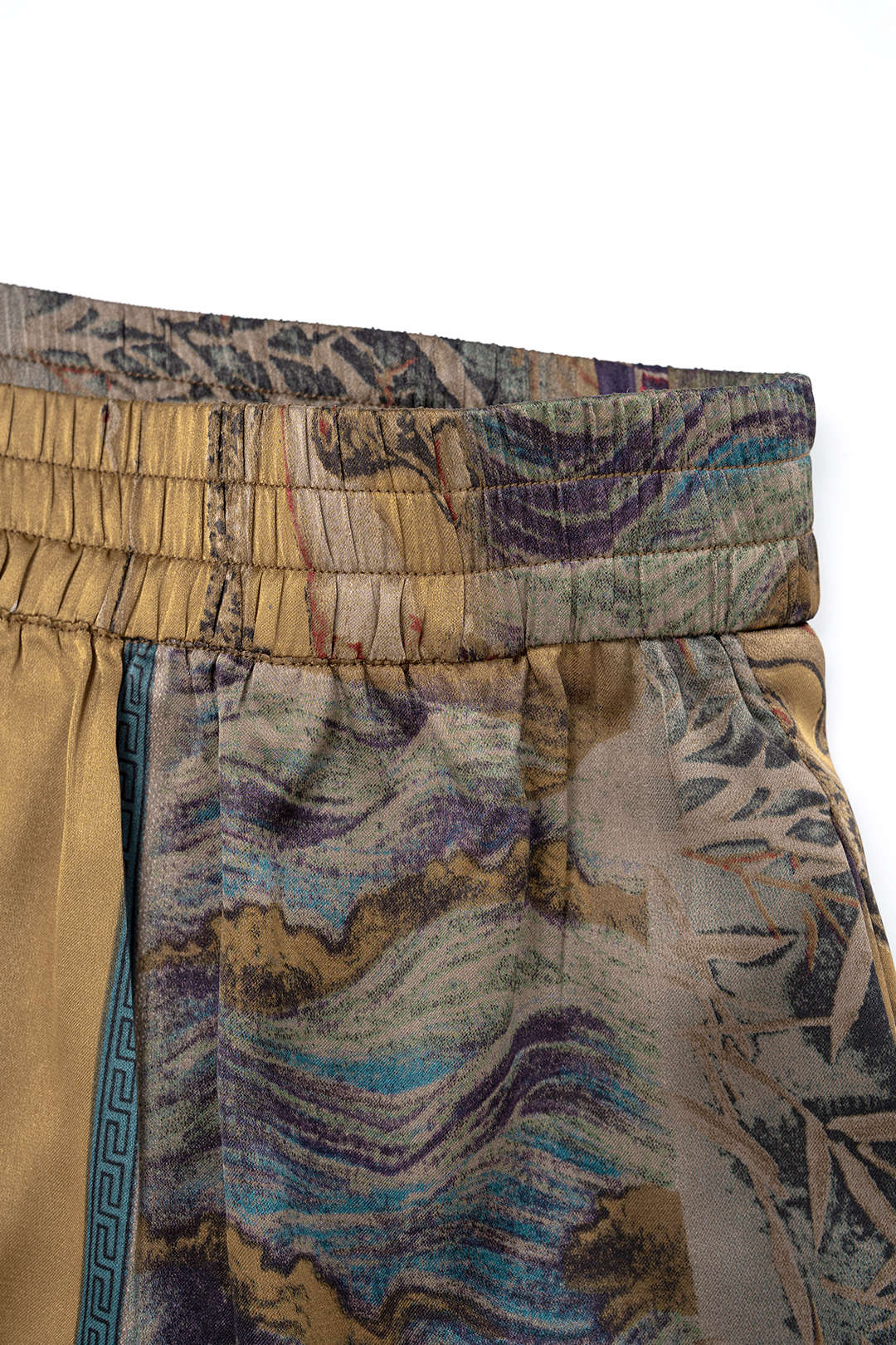 Quinn - Abstracte print satijnen broek met smokwerk en wijde pijpen