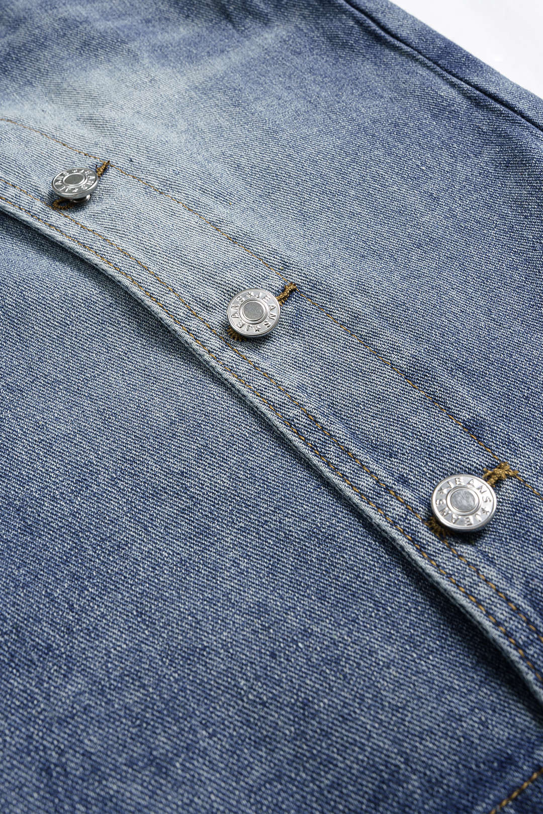 Rina - Denim asymmetrische short met knoopjes