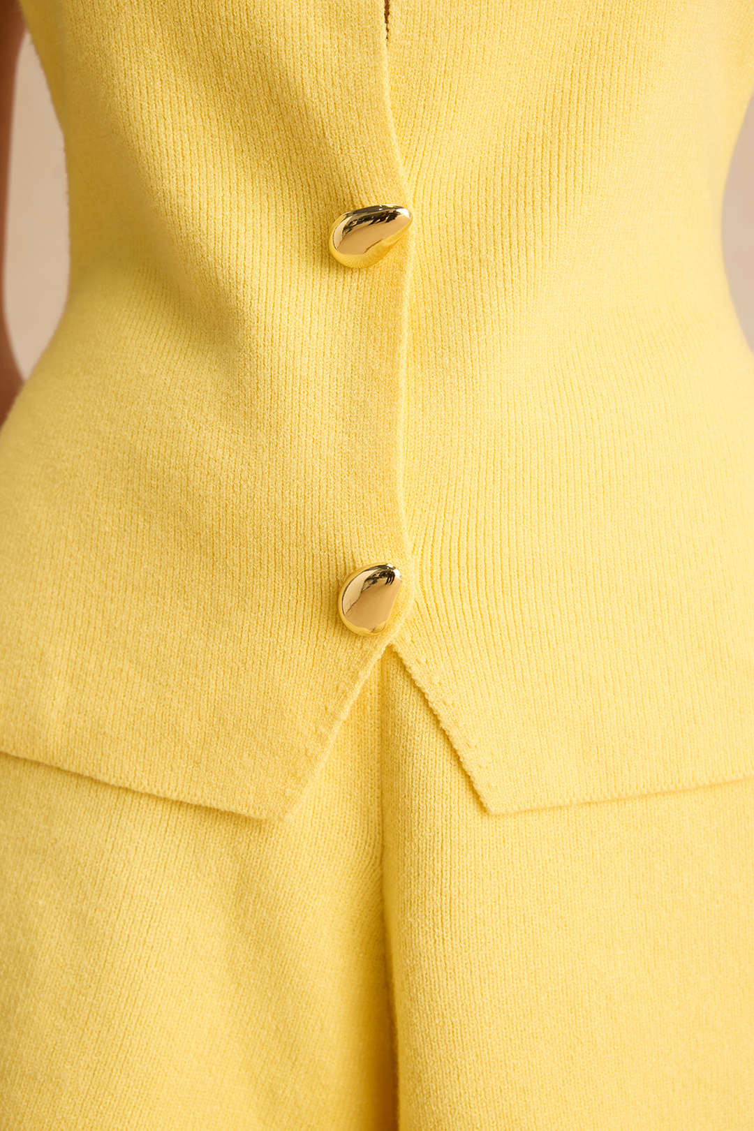 Gebreide metallic tanktop met knoopjes
