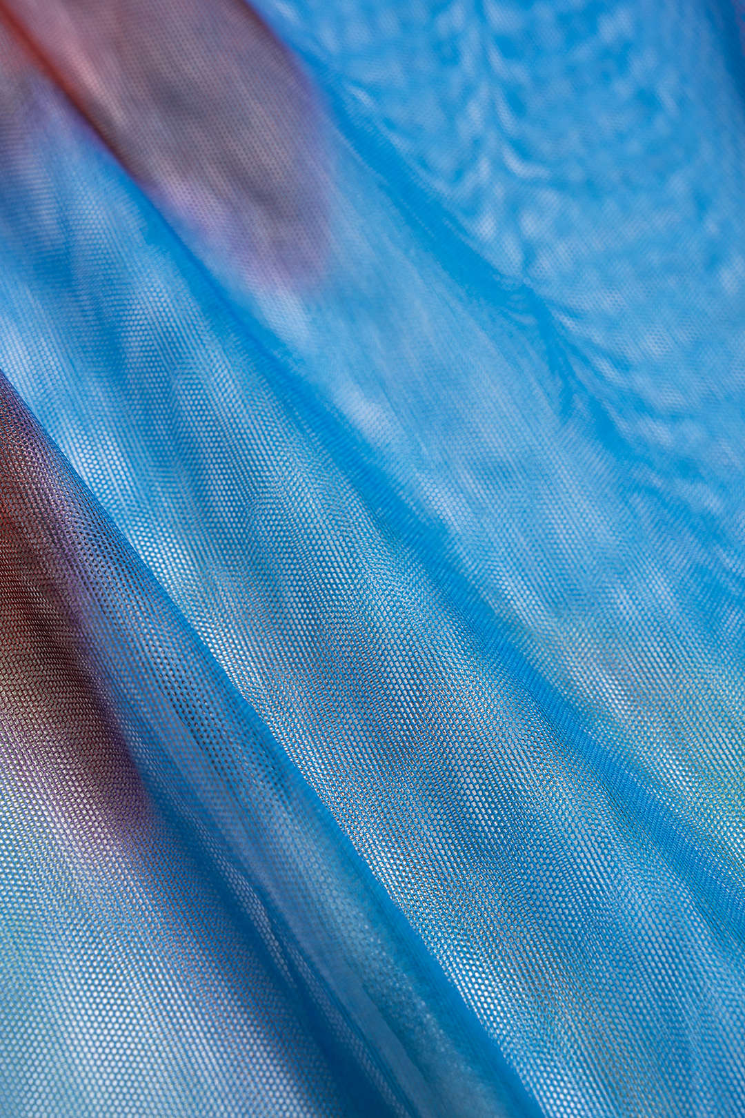 Abstracte print mesh maxijurk met kanten rand en ruches