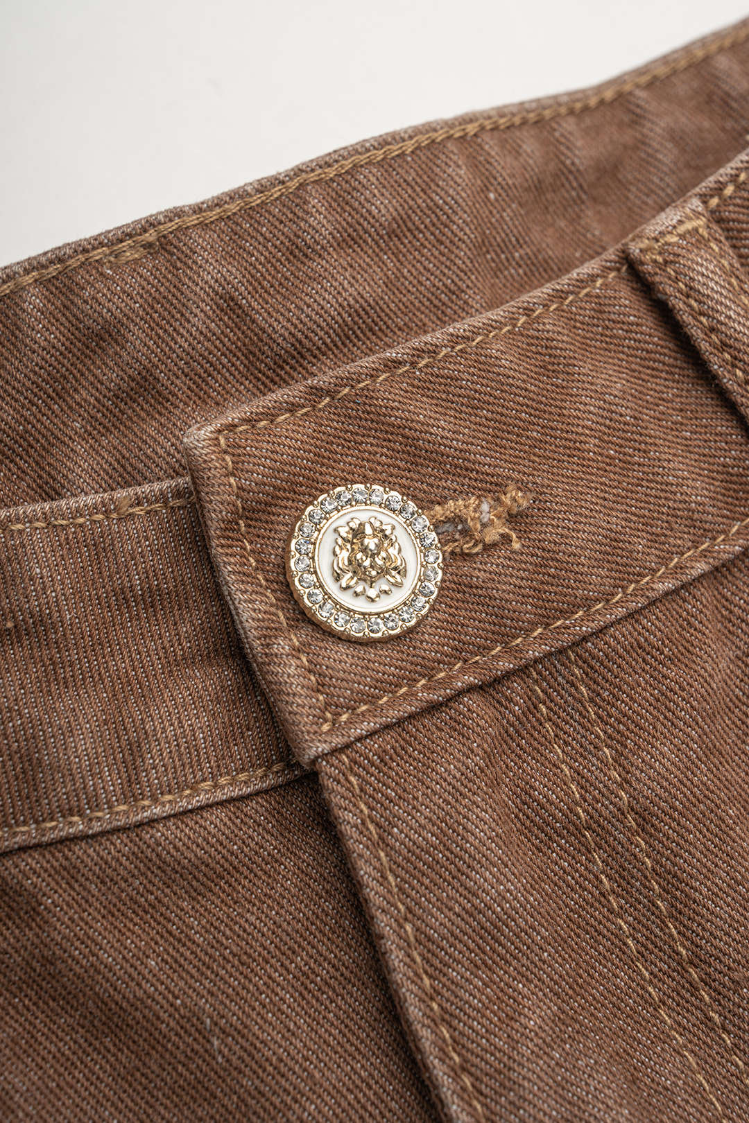 Metallic jeans met brandenburgsluiting en wijde pijpen