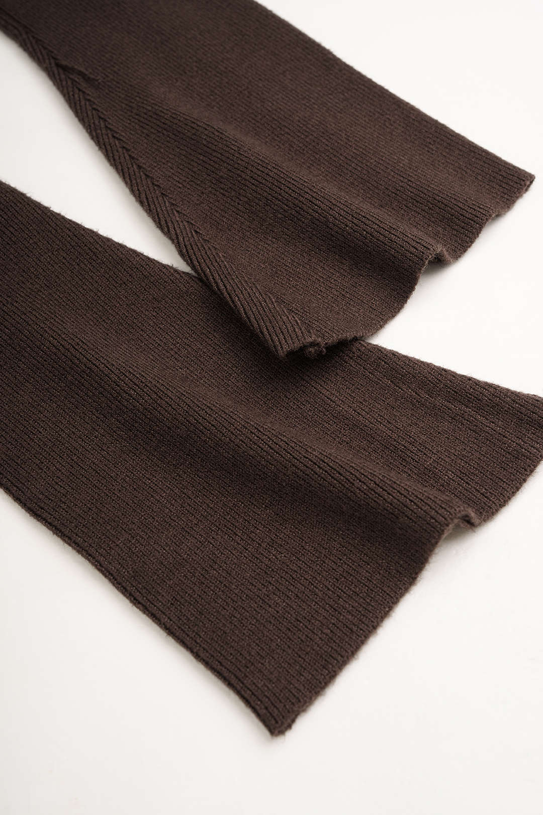 Gebreide asymmetrische maxijurk met riem en lange mouwen