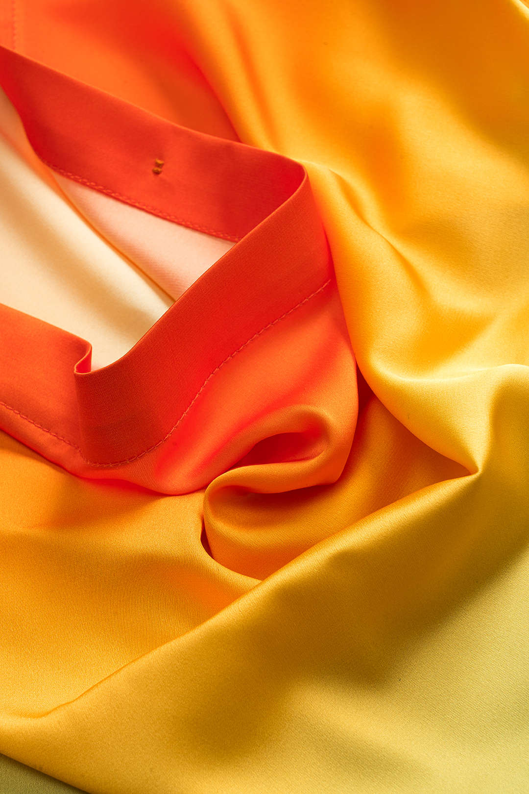 Satijnen blouse met watervalhals en korte mouwen