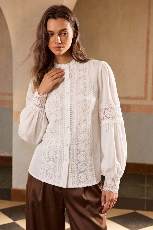 Evi - Patchwork blouse met kant, uitsnijding en lange mouwen