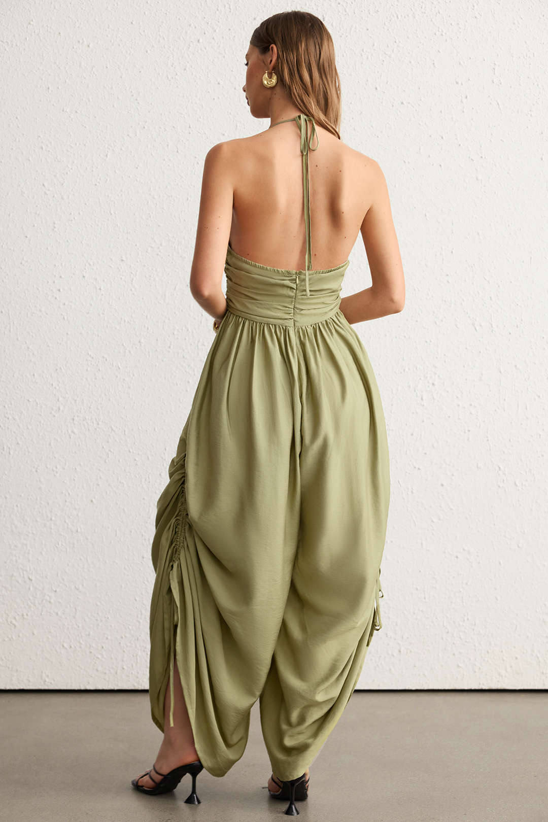 Linnen mouwloze jumpsuit met kralen, halternek en ruches