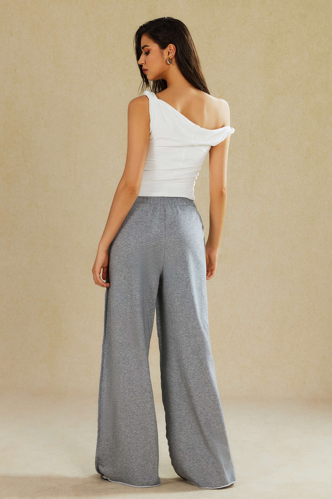 Asymmetrische mouwloze top met gedraaid detail