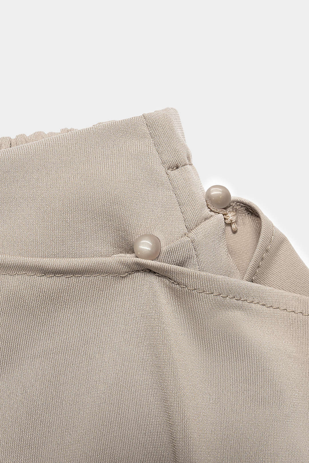Asymmetrische broek met ruches, strik en wijde pijpen