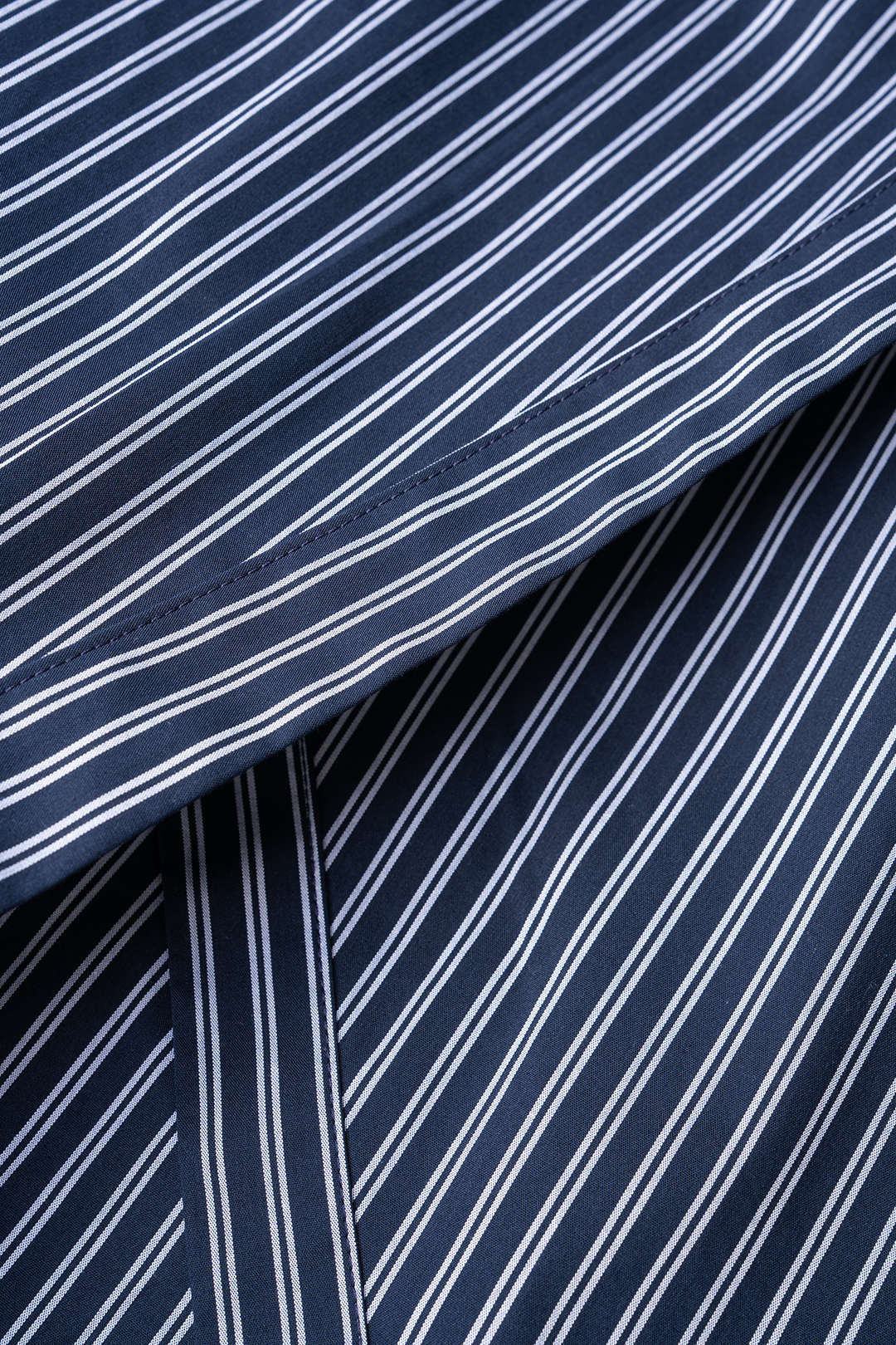 Gestreepte midijurk met knoopdetail en lange mouwen