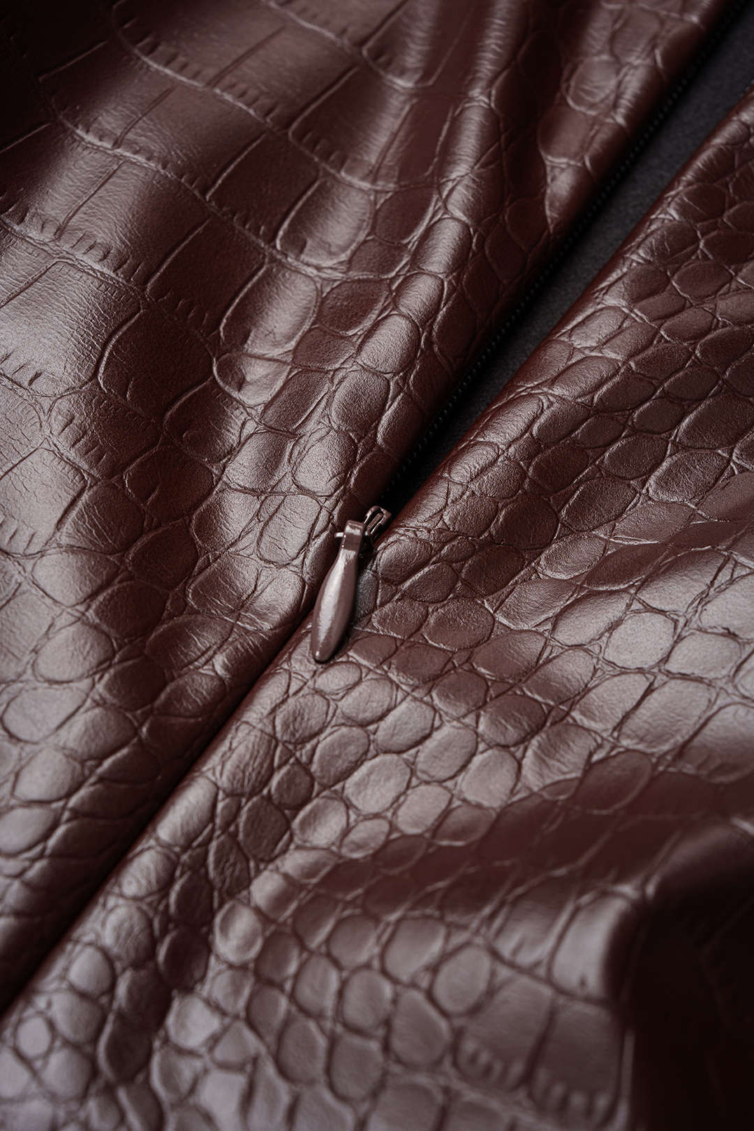Leren-look asymmetrische midijurk met brandenburgsluiting