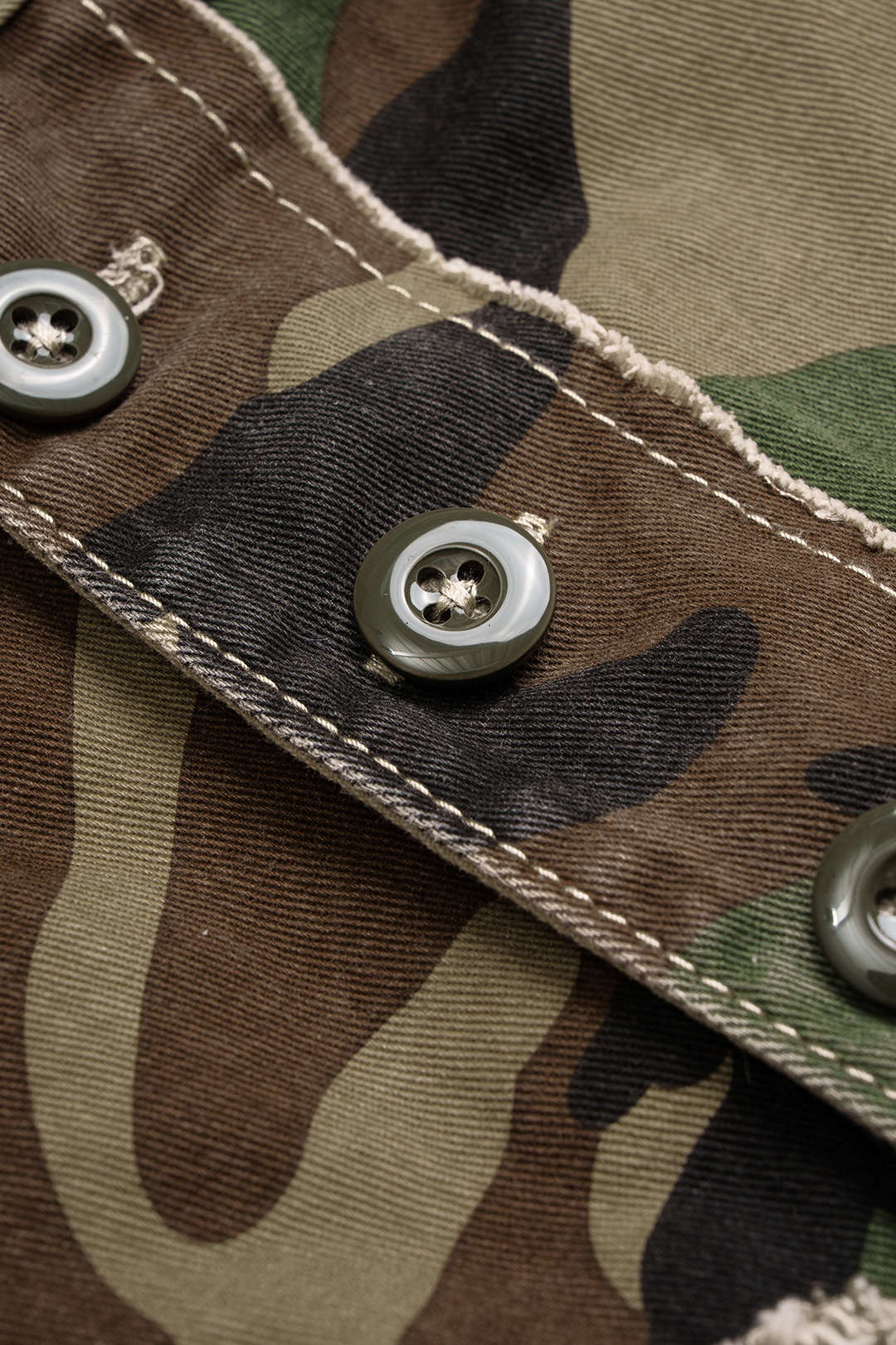 Camouflage patchwork minirok met rafelrand en franjes