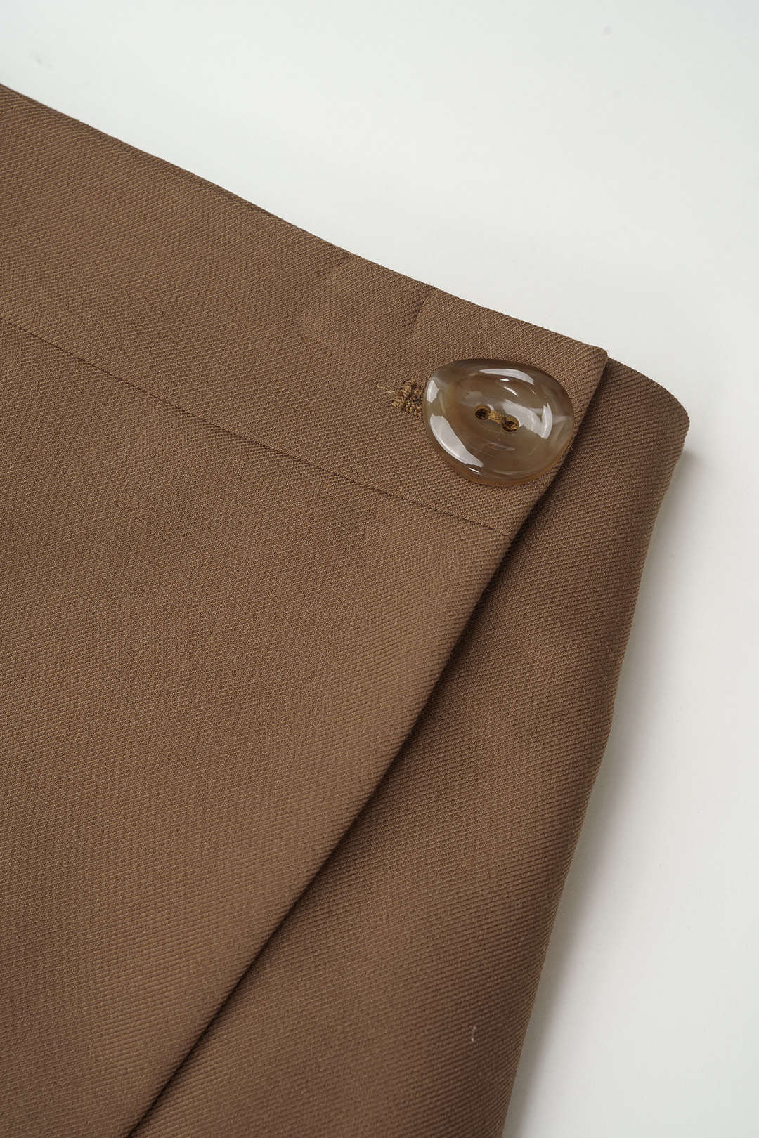 Asymmetrische skort met smokwerk