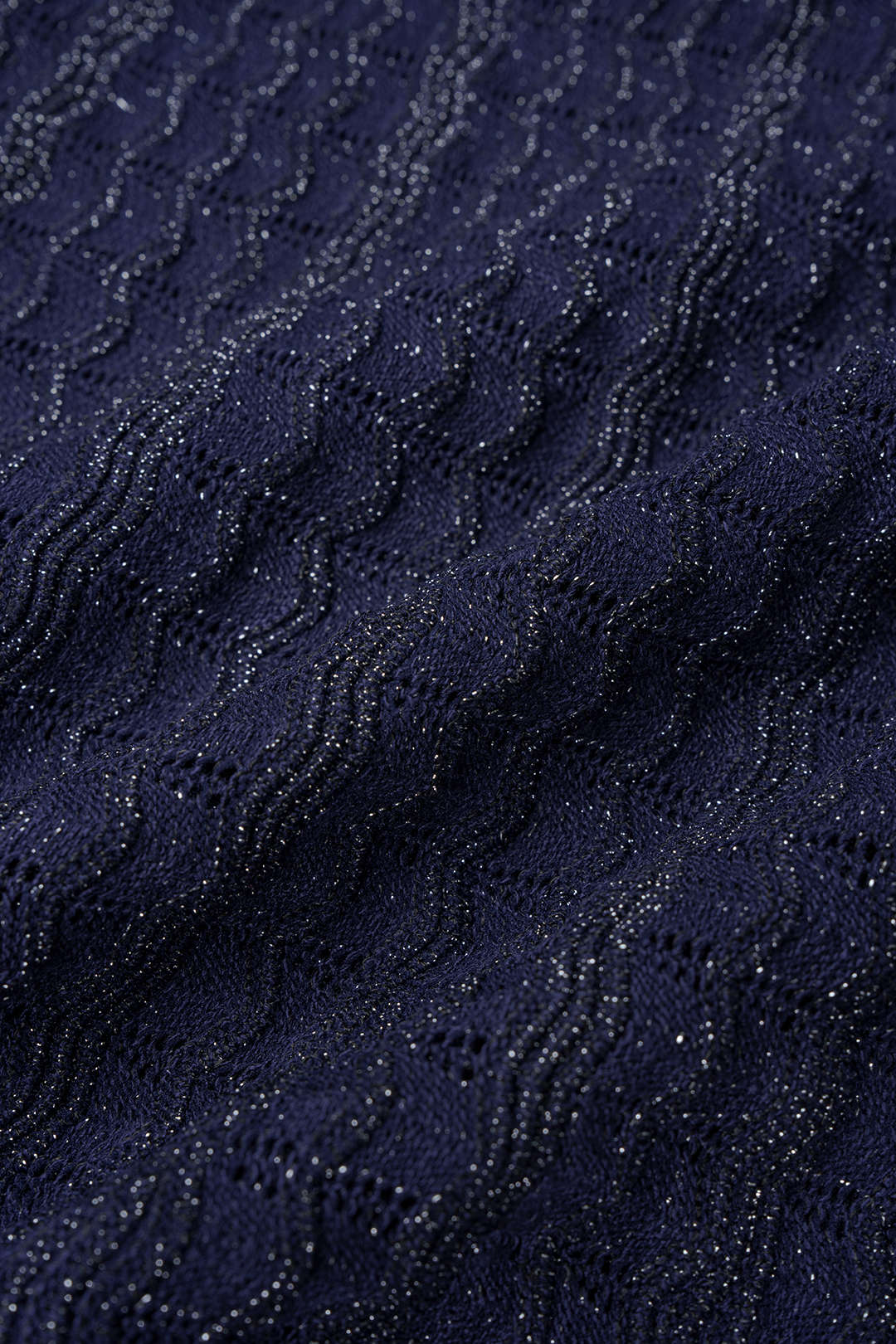 Gebreide metallic maxijurk met ronde hals en knoopjes